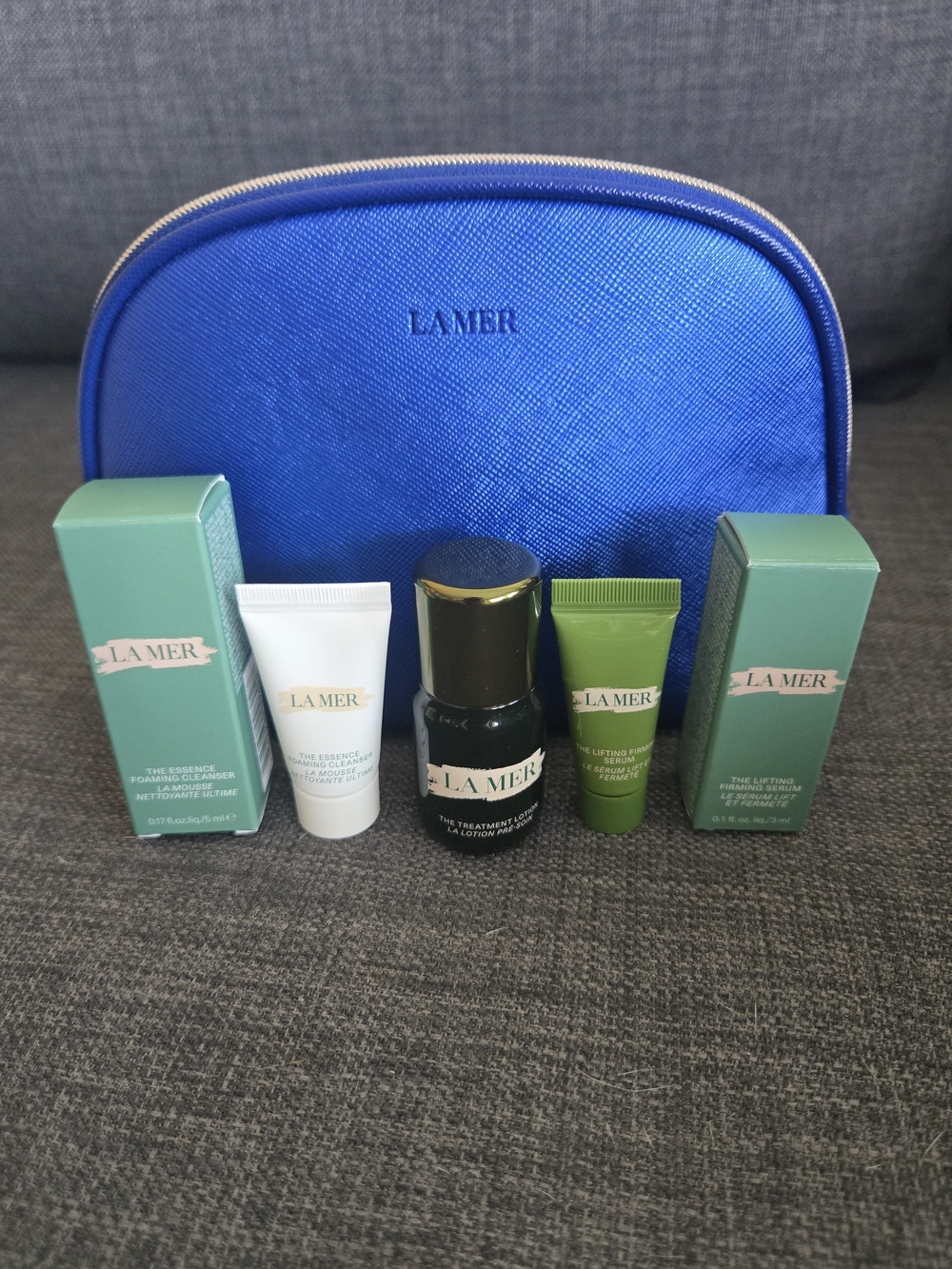 La Mer Blue Pouch with Green and White Mini Skincare Set